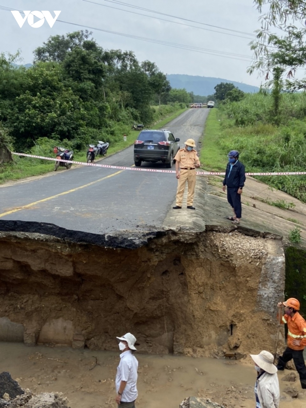 floods in central and central highlands regions leave 18 dead or missing picture 3