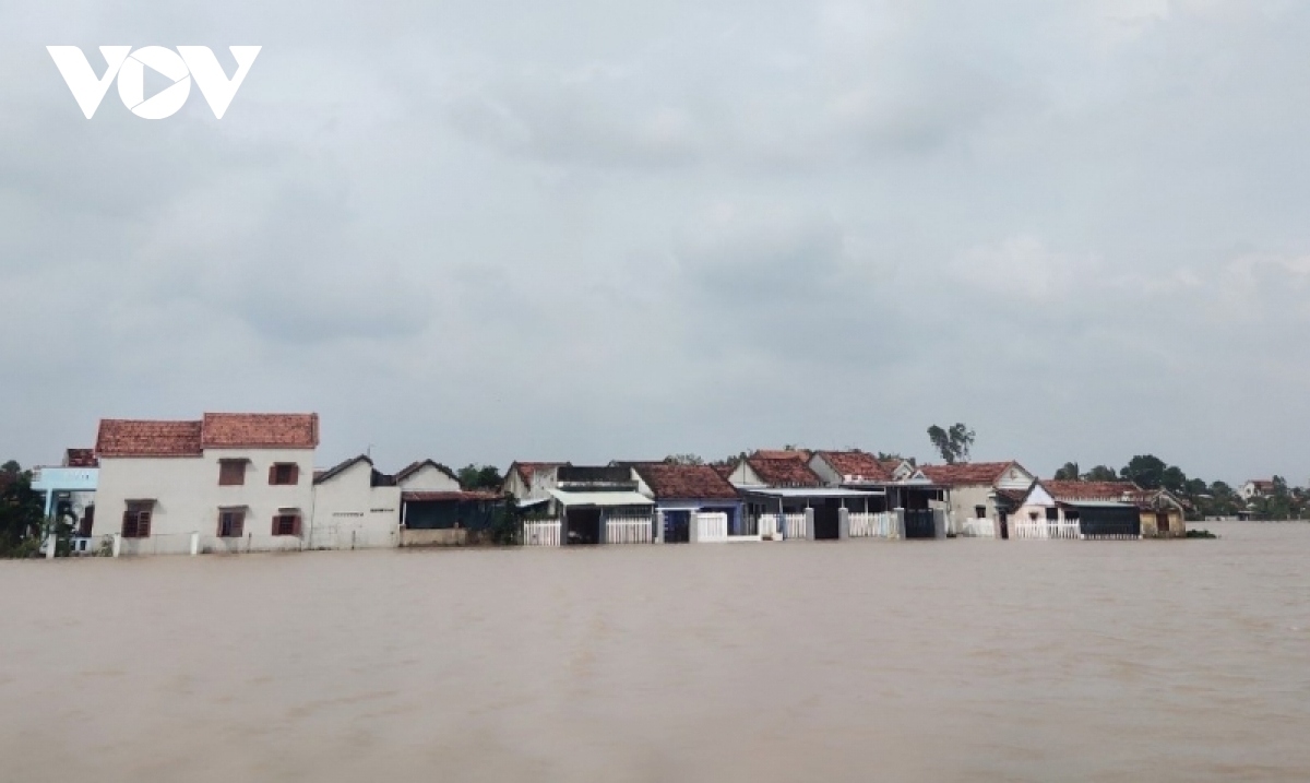 Thousands of houses in Phu Yen have been 1-2m deep under water.