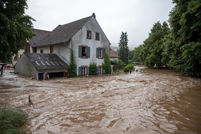 Ngôi nhà chìm trong nước lũ ở Erdorf, Đức ngày 15/7. (Ảnh: AP)