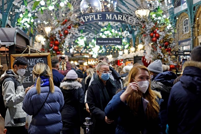 Người dân tới Apple Market ở Covent Garden, London, Anh, ngày 18/12/2021. Ảnh: AFP