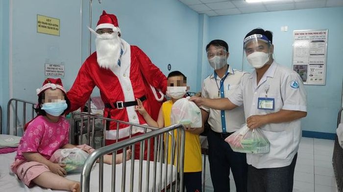 hcm city hospitals hold christmas celebrations for covid-19 patients picture 5