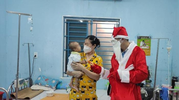hcm city hospitals hold christmas celebrations for covid-19 patients picture 6
