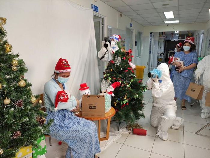 hcm city hospitals hold christmas celebrations for covid-19 patients picture 7