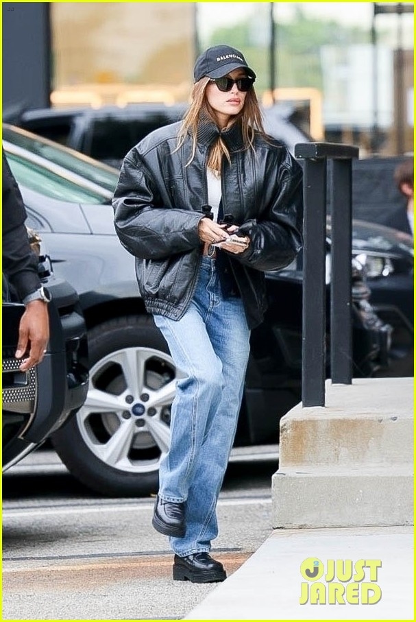 Hailey Baldwin nhận được sự quan tâm của công chúng khi đi mua sắm ở Beverly Hills, Mỹ hôm 23/12 vừa qua.