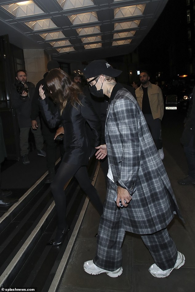 hailey baldwin len do sang trong di xem nhac kich cung ong xa justin bieber hinh anh 6