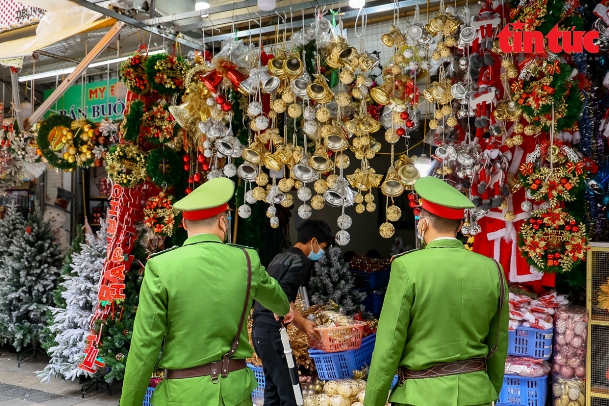 hanoi strengthens covid-19 prevention ahead of christmas celebrations picture 4