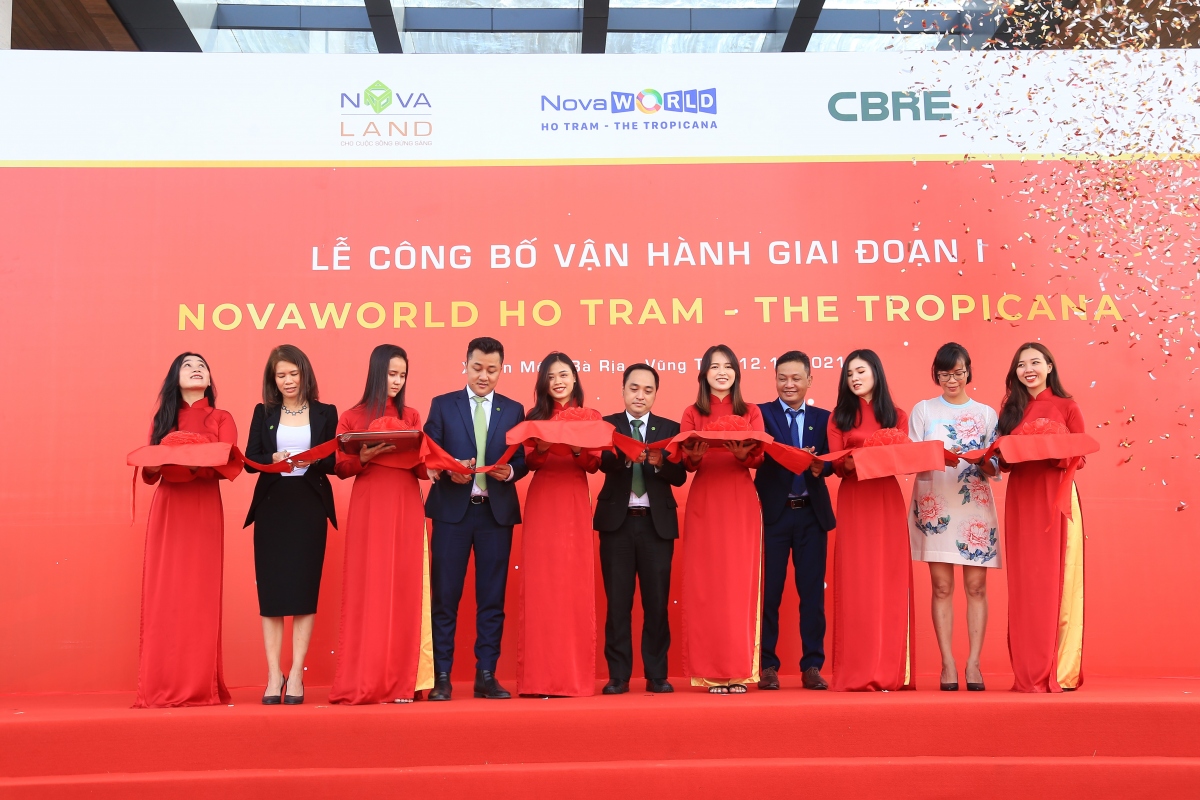 Đại diện từ Tập đoàn Novaland và CBRE - đơn vị vận hành The Tropicana - cắt băng công bố sự kiện.