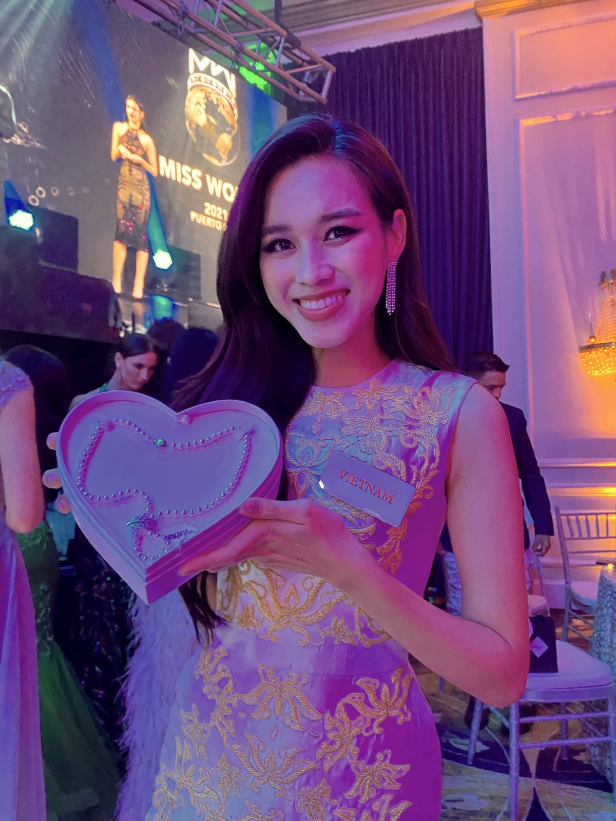 Do thi ha mang trang suc hon 100 trieu den buoi dau gia tu thien cua miss world 2021 hinh anh 8