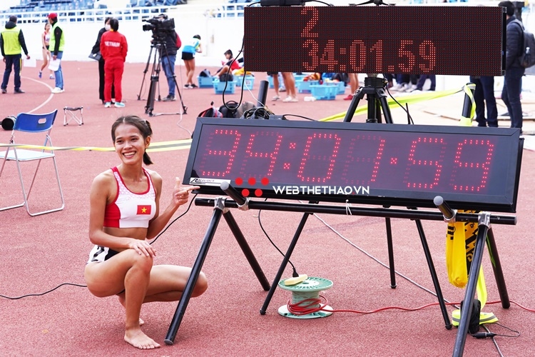 hong le pha ky luc quoc gia cua nguyen thi oanh o noi dung 10.000m hinh anh 1