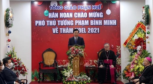 deputy pm offers christmas greetings to catholics in hue picture 1