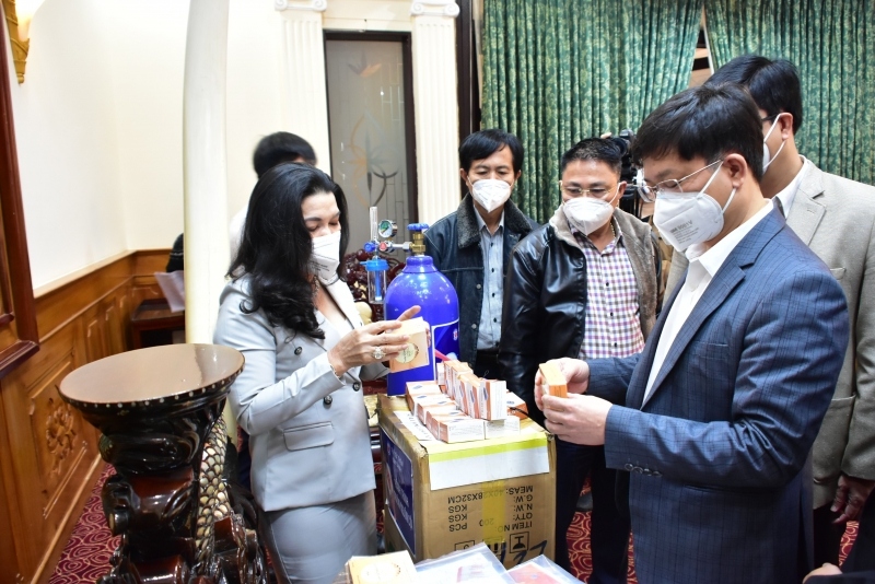 Ông Nguyễn Thanh Bình - Phó Chủ tịch UBND tỉnh TT.Huế (bìa phải) cùng bà Kim Oanh kiểm tra nguồn thuốc.
