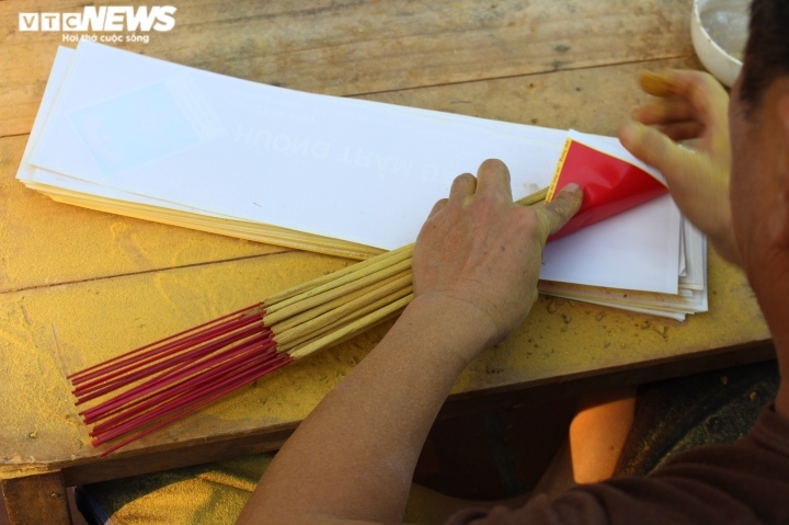 incense making village busy preparing for tet picture 12