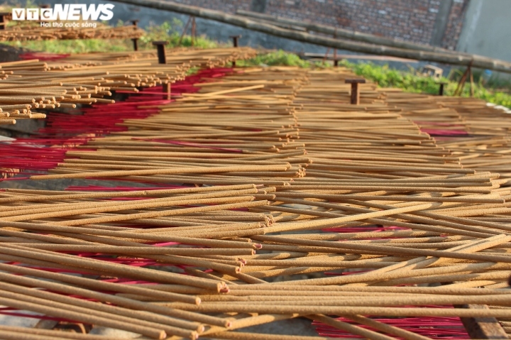incense making village busy preparing for tet picture 2
