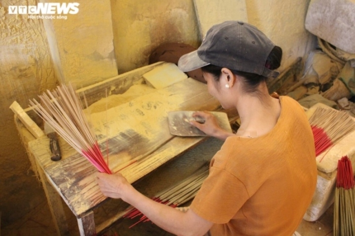 incense making village busy preparing for tet picture 4