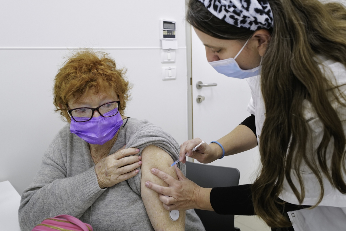 một người phụ nữ được tiêm vaccine ngừa Covid-19 vaccine tại trung tâm y tế ở Katzrin,ngày 12/12/2021. Ảnh: Times of Israel
