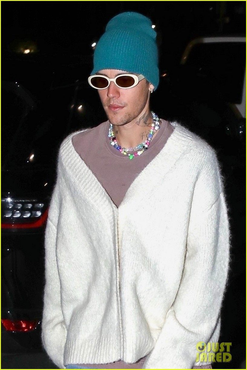 justin bieber đeo vòng cổ đính cườm sặc sỡ, tái xuất gầy gò tại buổi tiệc đêm hình ảnh 2 justin bieber deo vong co dinh cuom sac so, tai xuat gay go tai buoi tiec dem hinh anh 2