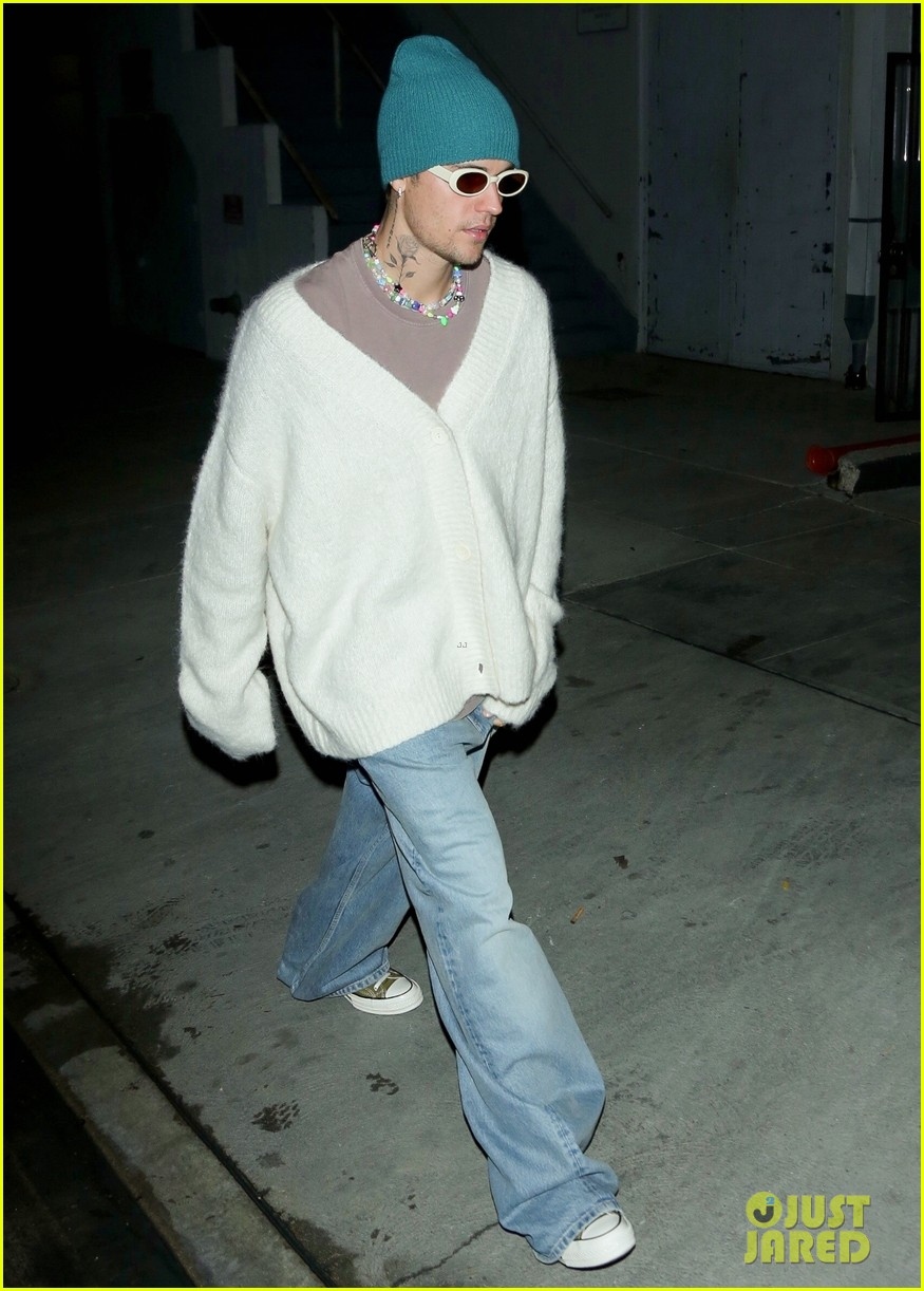 justin bieber đeo vòng cổ đính cườm sặc sỡ, tái xuất gầy gò tại buổi tiệc đêm hình ảnh 3 justin bieber deo vong co dinh cuom sac so, tai xuat gay go tai buoi tiec dem hinh anh 3