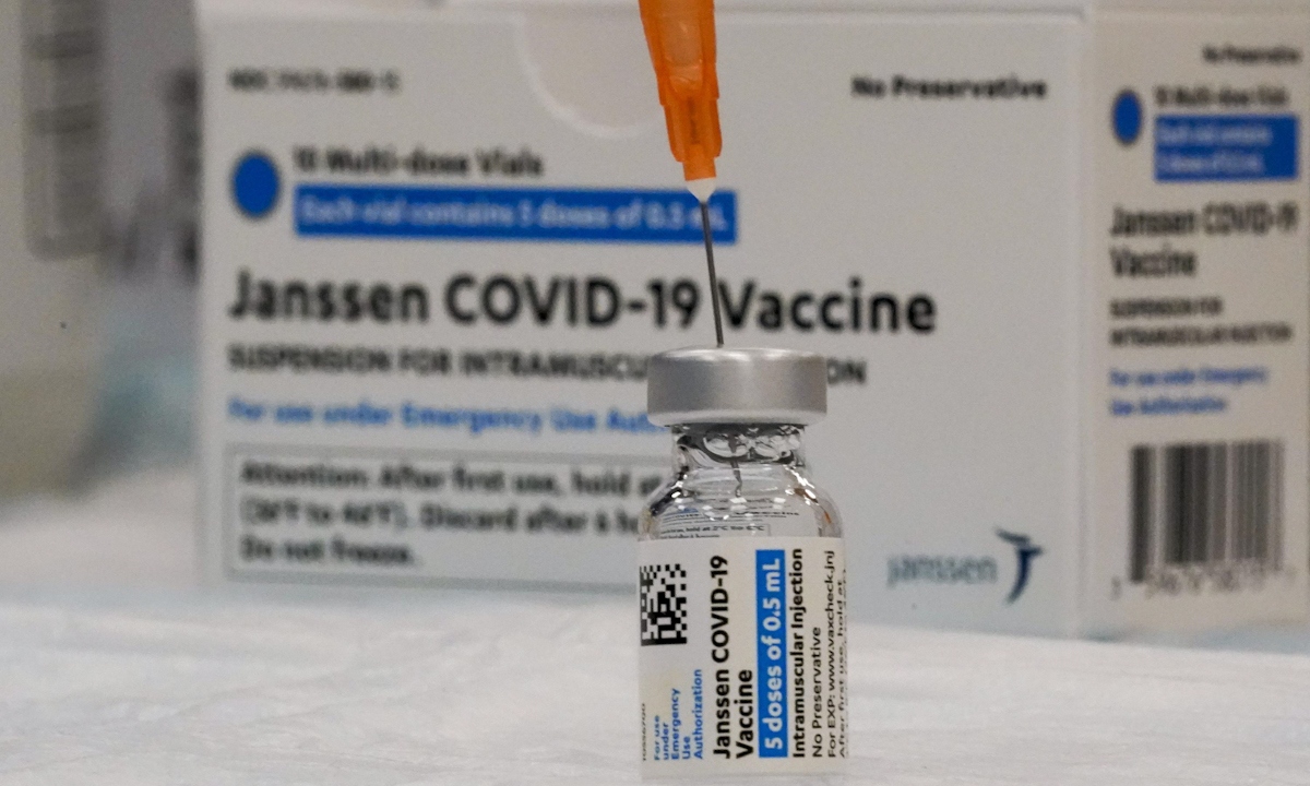 Một lọ vaccine Johnson & Johnson tại điểm tiêm chủng ở New York hồi tháng 4. Ảnh: AP