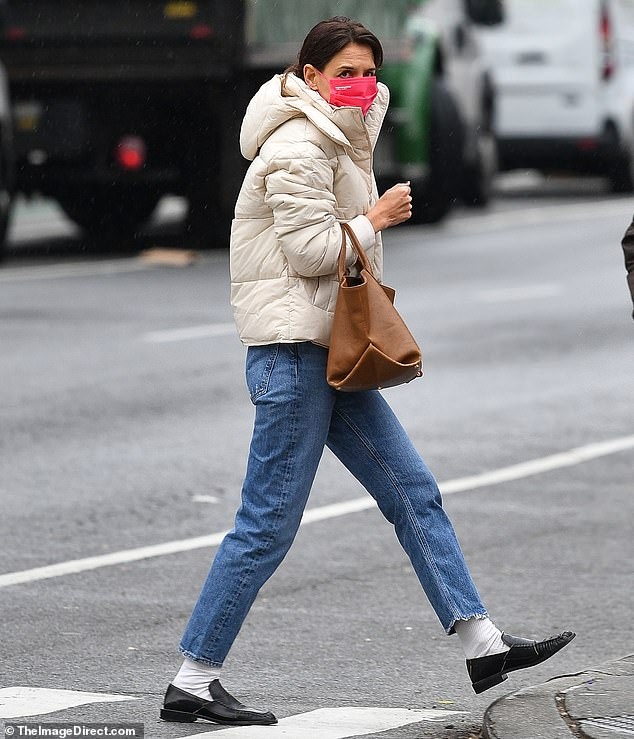 Nữ diễn viên mặc áo phao, quần jeans ấm áp ra phố trong tiết trời giá lạnh.