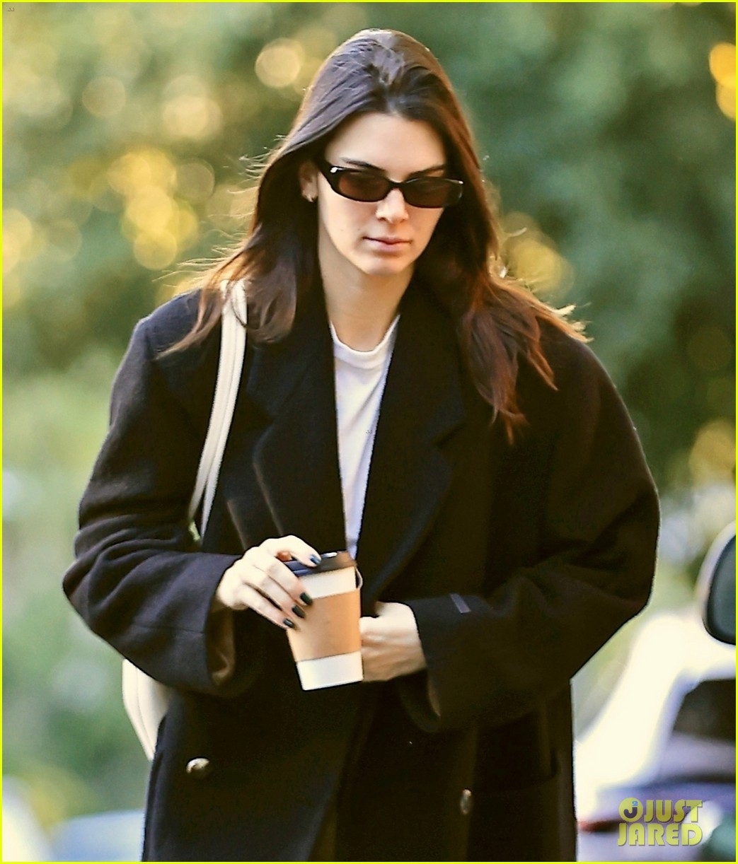kendall jenner de mat moc xinh dep den du cuoc hop kinh doanh hinh anh 2