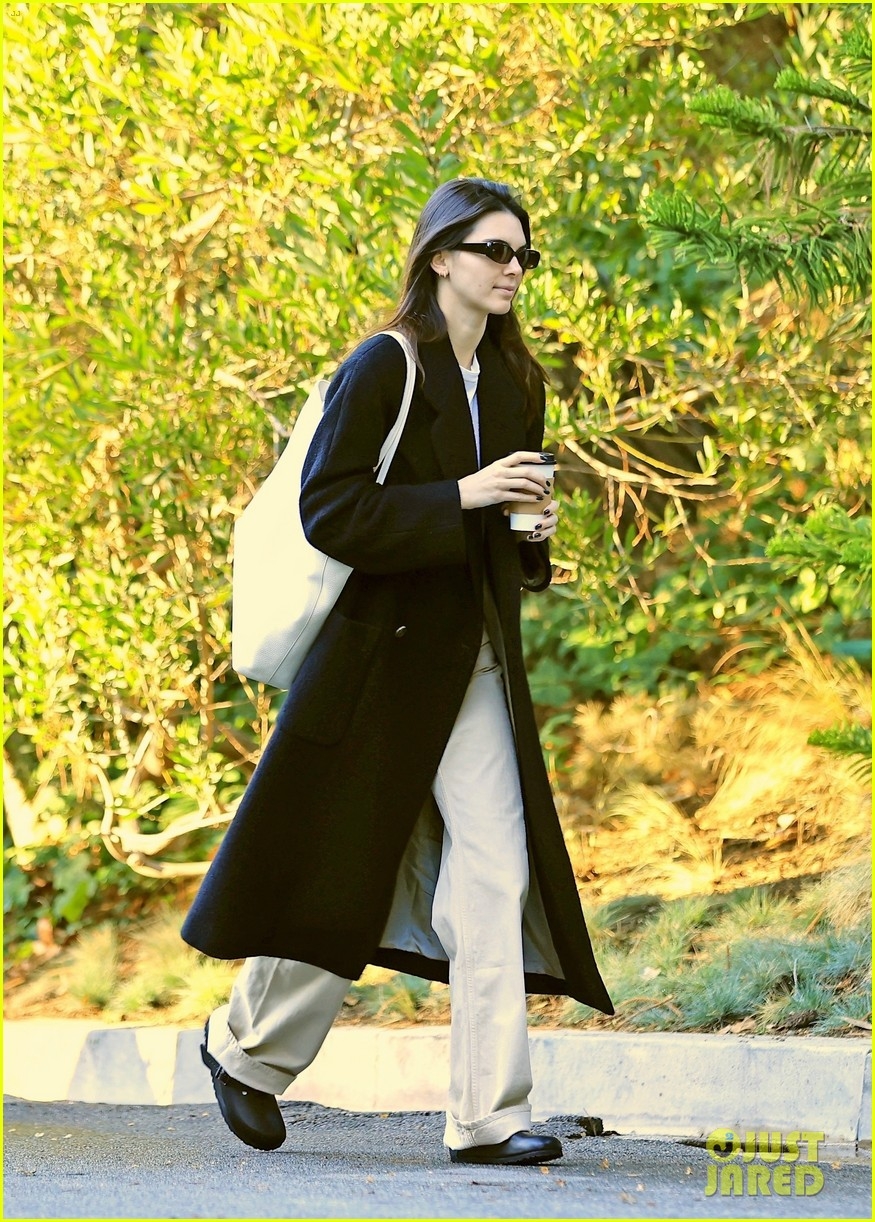 kendall jenner de mat moc xinh dep den du cuoc hop kinh doanh hinh anh 3
