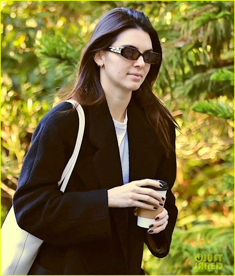 kendall jenner de mat moc xinh dep den du cuoc hop kinh doanh hinh anh 4