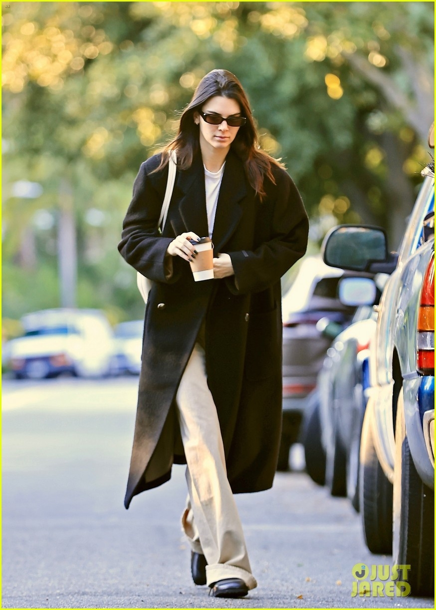 kendall jenner de mat moc xinh dep den du cuoc hop kinh doanh hinh anh 5
