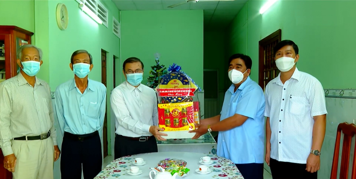 Lãnh đạo tỉnh Vĩnh Long tổ chức nhiều đoàn đến thăm và tặng quà tại các nhà thờ trong tỉnh.