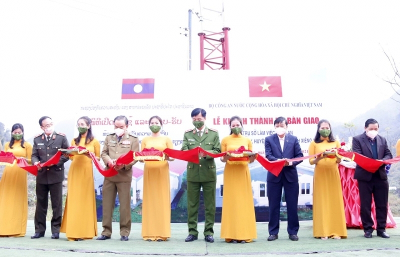 Bàn giao trụ sở công an bản đầu tiên cho Bộ An ninh Lào