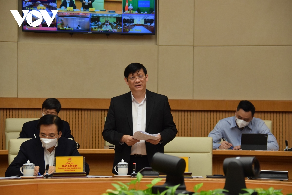 Health Minister Nguyen Thanh Long speaks at the meeting