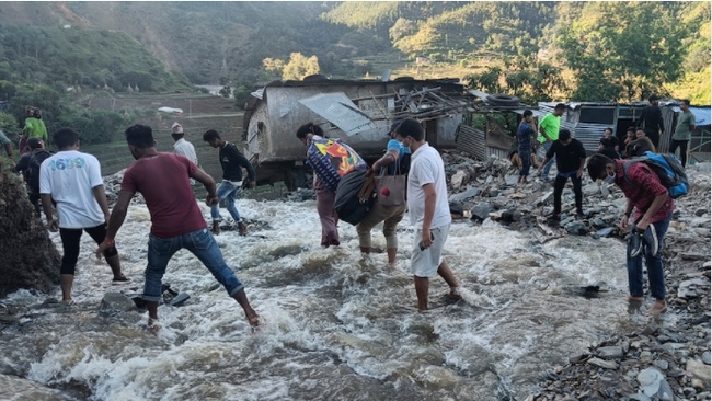 Lũ lụt và lở đất do mưa xối xả kéo dài nhiều ngày ở Nepal. Ảnh: AP