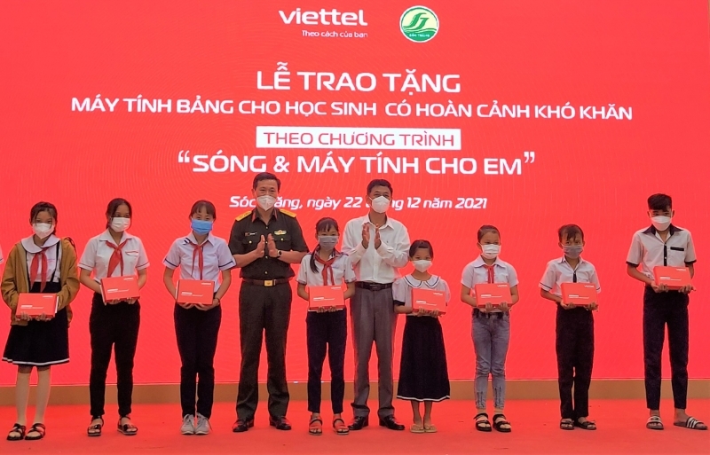 Trao 12.785 máy tính bảng cho học sinh nghèo, có hoàn cảnh khăn ở tỉnh Sóc Trăng