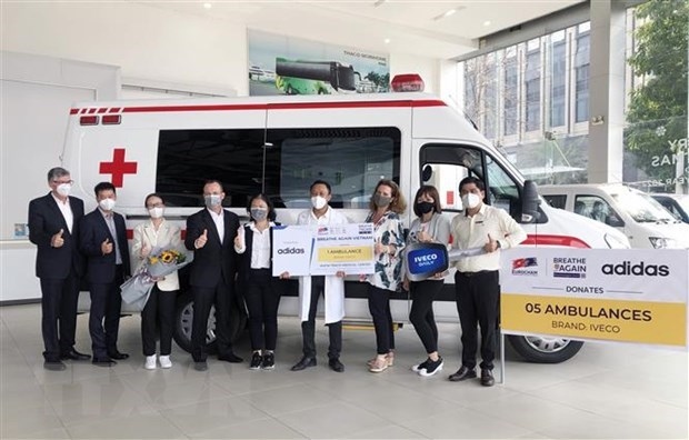 Five ambulances are presented to medical stations in Ho Chi Minh City and the southern provinces of Binh Duong, Dong Nai, Long An and Hau Giang