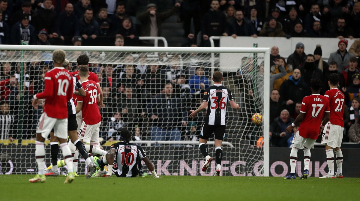 edinson cavani ghi ban, mu thoat thua tren san newcastle hinh anh 2