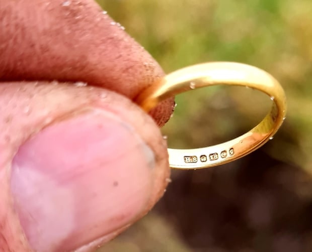 Chiếc nhẫn cưới vàng của bà MacSween từng bị mất. Ảnh: Donald MacPhee