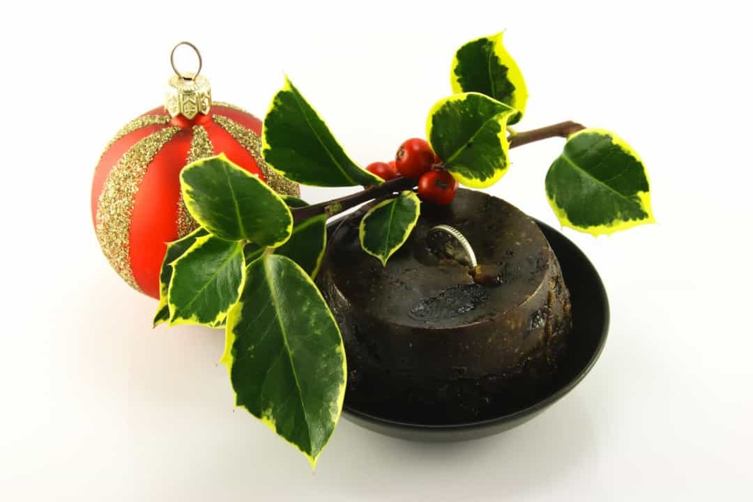 Truyền thống của Anh là phục vụ một món tráng miệng nhiều trái cây cùng với đồng xu được giấu bên trong vào cuối bữa tối Giáng sinh. Truyền thống này cũng được người Australia thực hiện theo.