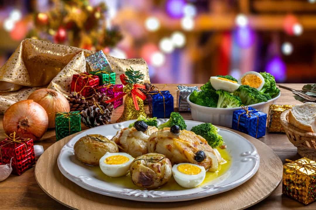 Trong bữa tiệc Giáng sinh truyền thống của người Bồ Đào Nha, các gia đình sẽ bày bàn ăn với những chiếc đĩa để không cho những người thân đã mất. Người ta tin rằng phong tục này sẽ mang lại cho gia đình nhiều điều may mắn trong Năm mới.