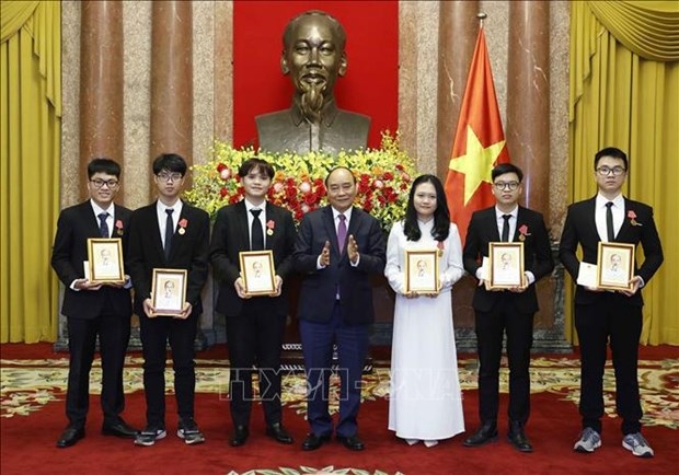  President presents Labour Order to int’l Olympiad winners (Photo: VNA)