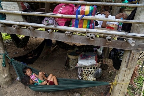 Những đứa trẻ Myanmar đang tạm cư bên đất Thái Lan tránh bạo lực - Ảnh: Reuters