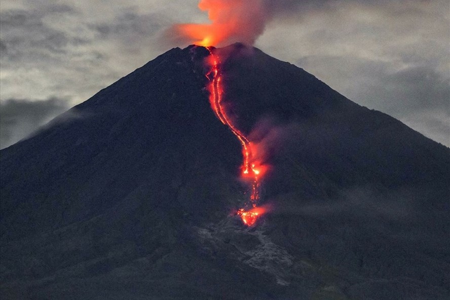 Núi lửa Semeru ở Indonesia phun trào. Ảnh: AFP