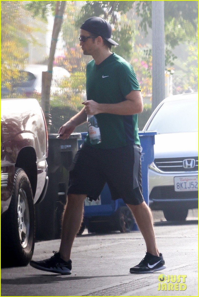 Robert Pattinson mặc áo phông, quần shorts đơn giản và không quên cầm theo chai nước khi đi tập.