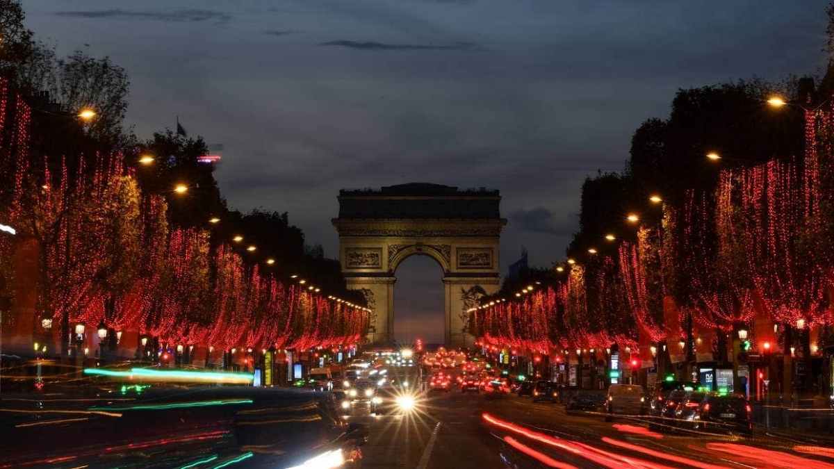 Năm nay, thủ đô Paris của Pháp đã hủy buổi bắn pháo hoa truyền thống trên Đại lộ Champs- Elysées. Ảnh: Getty