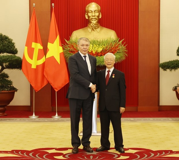 Party General Secretary Nguyen Phu Trong (R) and KPRF Vice Chairman Leonid Kalashnikov at the Lenin Prize presentation ceremony in Hanoi on December 15 (Photo: VNA)