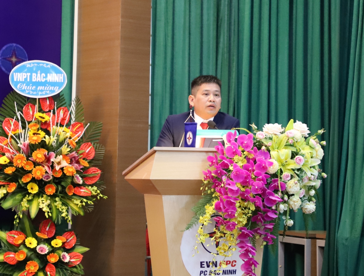 Ông Đỗ Mạnh Hùng - Phó Giám đốc VNPT Bắc Ninh cho biết: Mobile Money do VNPT cung cấp là dịch vụ giúp mọi khách hàng có thể sử dụng thuê bao VinaPhone của mình như một tài khoản ngân hàng với đầy đủ các chức năng và không cần đến tiền mặt.