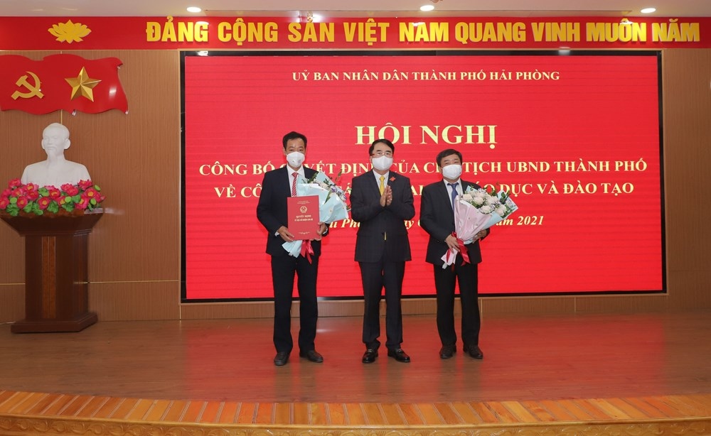 Ông Đỗ Mạnh Hiến, Phó Bí thư Thành ủy Hải Phòng trao quyết định cho ông Trần Anh Cường và bà Vũ Anh Thư.