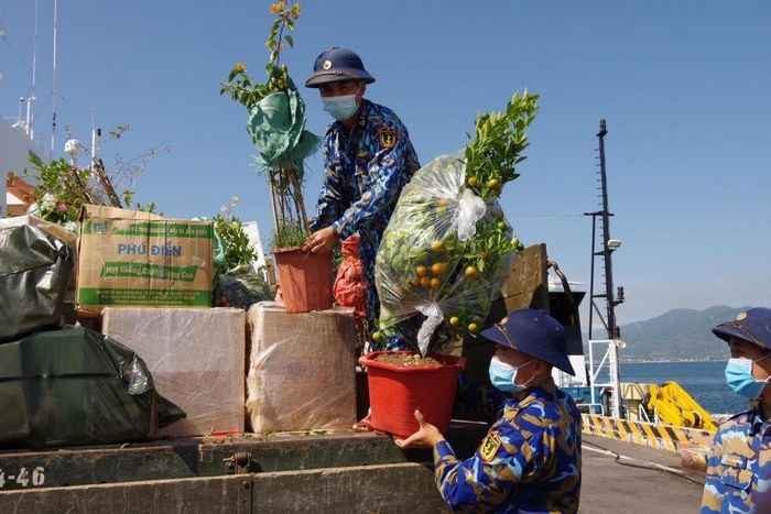 tet gifts to truong sa islanders picture 4