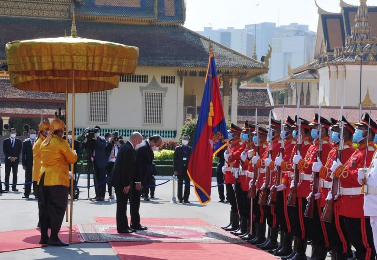 state president phuc warmly welcomed in phnom penh picture 4