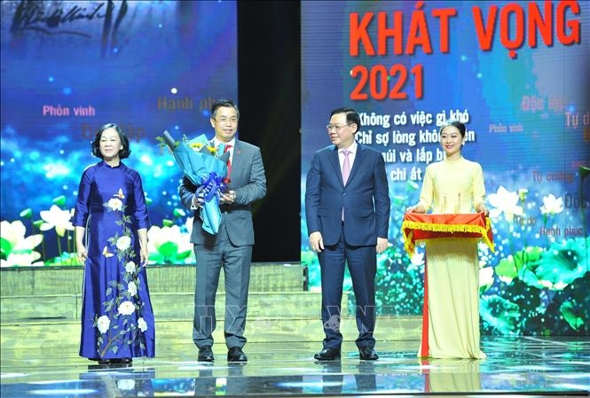 Chủ tịch Quốc hội Vương Đình Huệ, Ủy viên Bộ Chính trị, Trưởng Ban Tổ chức Trung ương Trương Thị Mai trao hoa và biểu trưng cho các đơn vị, tập thể, cơ quan điển hình tiêu biểu trong học tập và làm theo tư tưởng, đạo đức phong cách Hồ Chí Minh. (Ảnh: TTXVN)