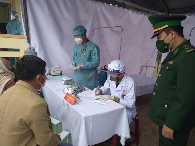 vietnamese, lao military doctors provide medical checkup for border residents picture 1
