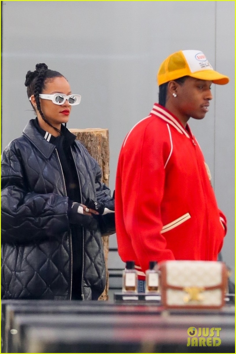 Rihanna và bạn trai A $ AP Rocky vui vẻ đi mua sắm ở New York mới đây.